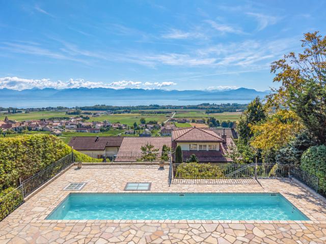 FAMILIENVILLA MIT PANORAMABLICK
