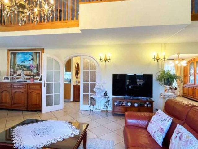 Familienvilla mit Pool und freier Sicht vor den Toren Lausannes