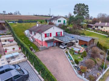 Familienvilla mit Reihenhaus, Schwimmbad und hohem Potenzial