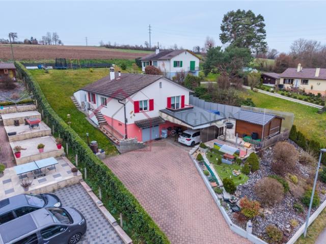 Familienfreundliche Einfamilienvilla mit Terrasse, Pool und hohem Potenzial