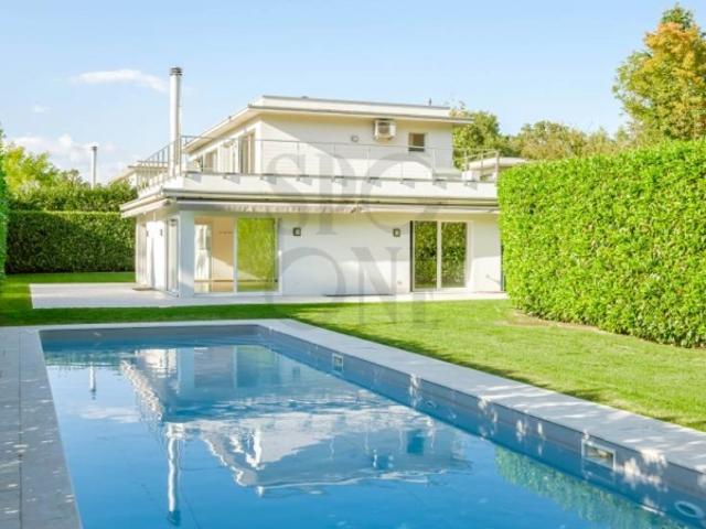 Modernes Haus mit Pool