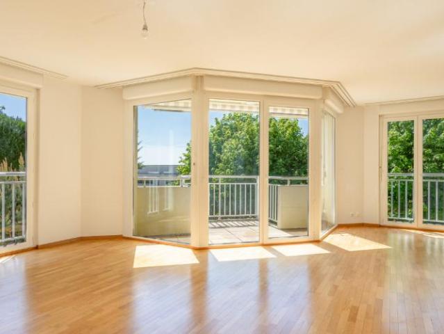 Familienwohnung im Herzen von Belmont