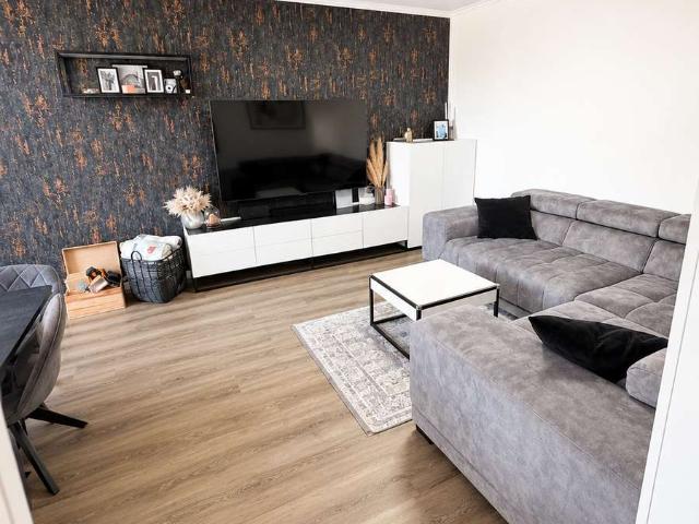 Familienwohnung mit eigenem 160 m² Garten und Pool – 4 Zimmer, 2 Stellplätze, modernisiert