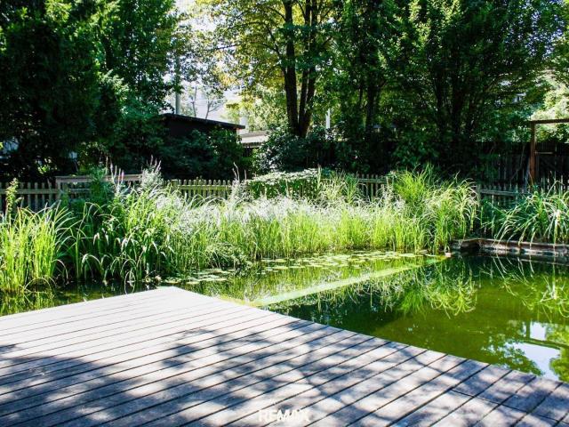 Familienwohnung mit Schwimmbiotop und Garage!