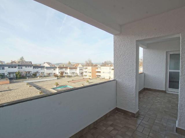 Familienwohnung mit sonniger Loggia, Stellplatz und nur 10 Minuten bis Wiesbaden