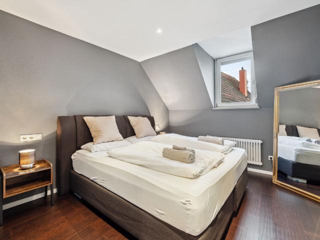 Family 3.5 room maisonette Jacobsen I City center I Mercedes I Netflix I AirCon I Home office I Pet friendly, Boblingen Amsterdam Apartments for Rent