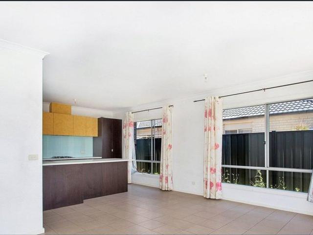 Family 4 bedrooms at best location in Point Cook New Carpet