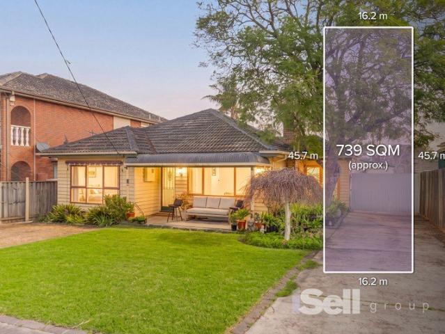 FAMILY COMFORT WITH AN ENTERTAINER'S EDGE