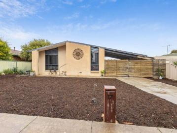 Family comfort and convenience in a quiet court location