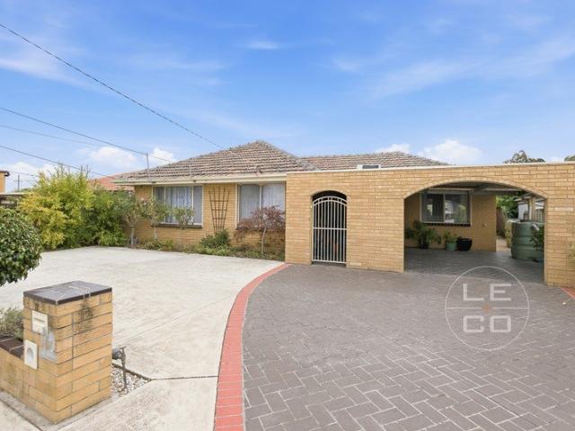 Family Comfort & Entertaining in a Peaceful Court