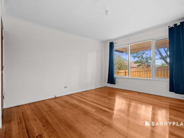 Family Comfort in a Prime Macleod Location!