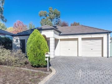 Family Comfort & Modern Living in a Quiet Woodside Cul de Sac