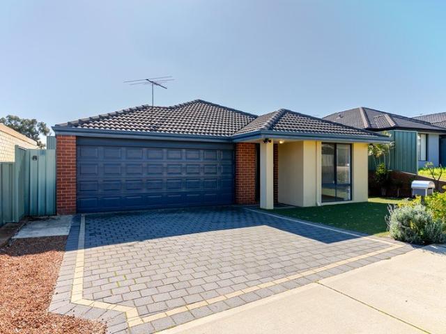 FAMILY COMFORT OPPOSITE PARKLAND WITH MULTIPLE LIVING ZONES