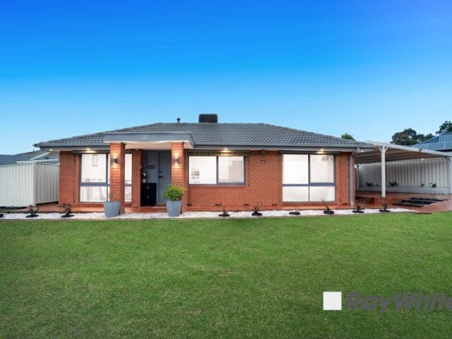 FAMILY COMFORT, SPACE & ENTERTAINER'S DELIGHT IN PRIME LOCATION!
