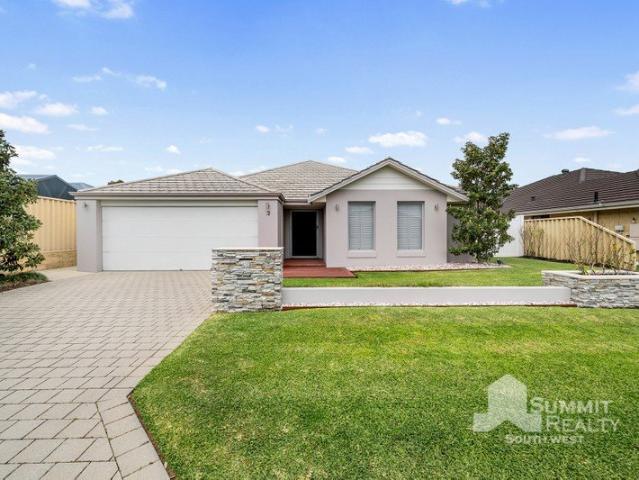 Family Comfort, Space & Poolside Entertaining
