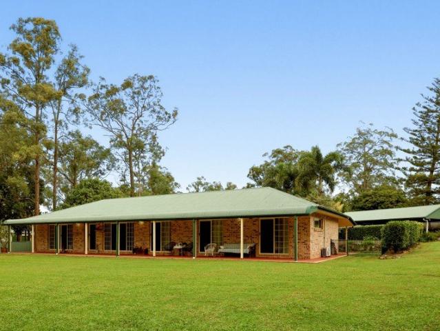 FAMILY ACREAGE ONLY MINUTES TO ALL AMENITIES!