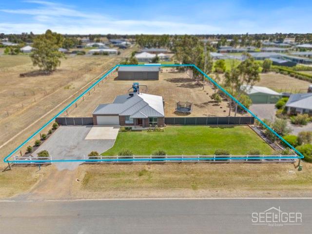 Family Acreage, Shed Heaven & Lake Lifestyle