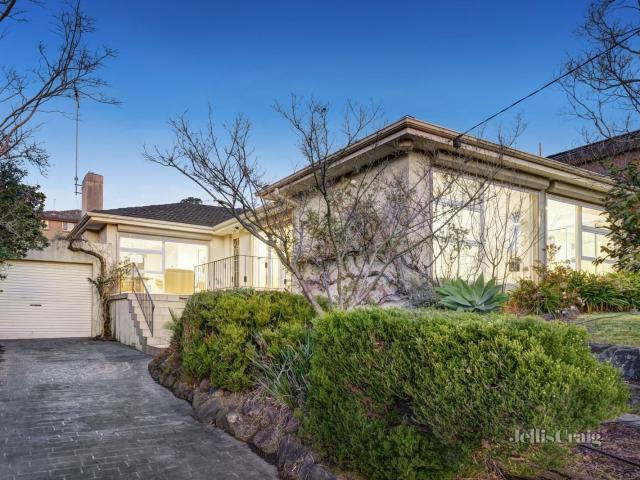 Family dimensions, views and centrally located!