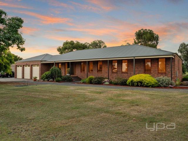 FAMILY DREAM HOME WITH STUNNING VIEWS ON AN ACRE APPROX