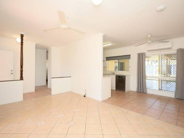 Family Entertainer Fifth bedroom or Rumpus Full AC Solar Huge Patio Pool