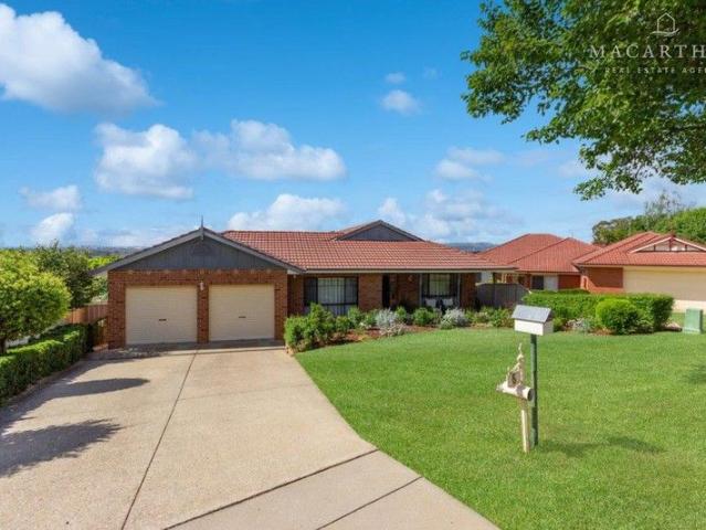 Family Entertainer in a Peaceful Tatton Cul de Sac