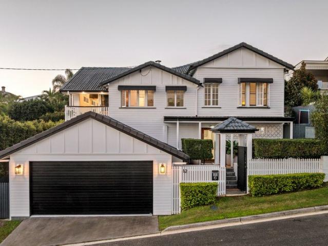 Family Entertainer in a Peaceful Hamilton Cul de Sac