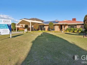Family Entertainer with Heated Pool, 5 Bedrooms & Walk to Everything Location!