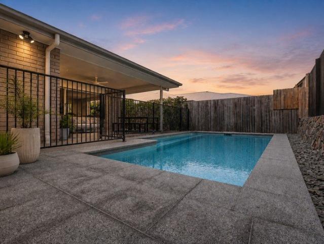 Family Entertainer with Pool, Media Room & Solar in Quiet Cul de Sac