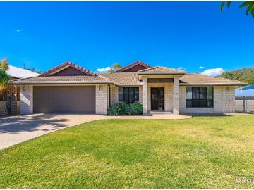 Family Entertainer with Pool, Media Room & Park Access