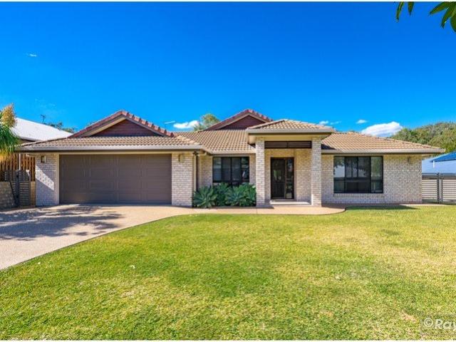 Family Entertainer with Pool, Media Room & Park Access