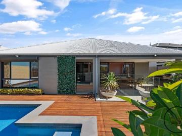 FAMILY ENTERTAINER WITH POOL,THEATRE AND STUDY WALK TO THE BEACH!