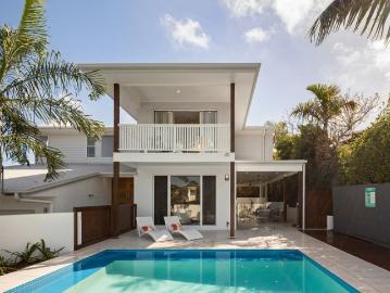 Family Entertainer with Poolside Living