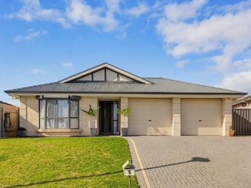 Family Entertainer with Poolside Living in the Coast Estate