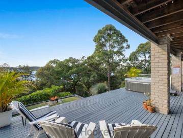 FAMILY ENTERTAINER WITH SWEEPING LAKE VIEWS