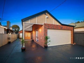 FAMILY EXCELLENCE IN A PREMIER PARKSIDE LOCATION