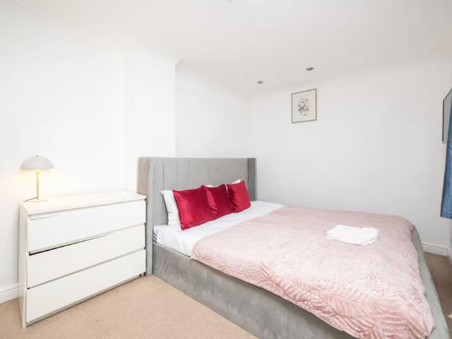 Family Friendly 3 Bed Haven in Northolt w/Parking