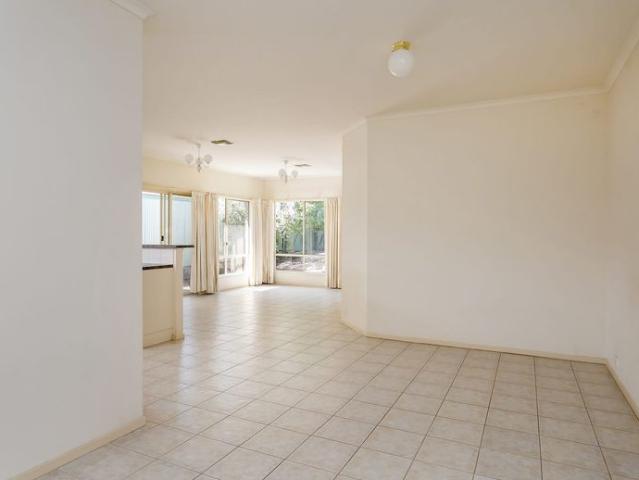 Family Friendly 4 Bedroom Home Close to Schools & CBD