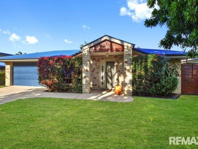Family Friendly 4 bedroom home with ducted airconditioning & pool in Flame Tree