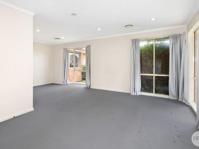 FAMILY FRIENDLY 4 BEDROOM, 2 LIVING IN OLD ALFREDTON