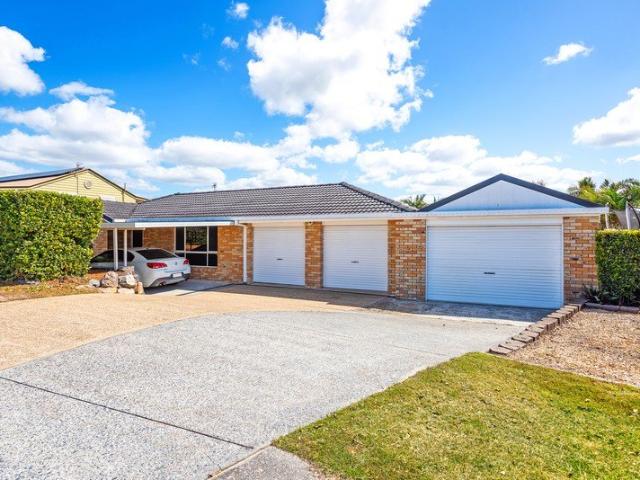 Family Friendly Entertainer with Heaps of Parking and a Pool!