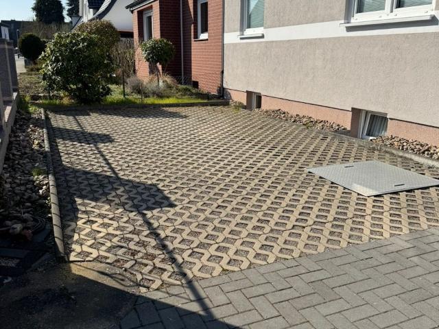 Family Friendly Home with Spacious Living, Garden & Excellent Connectivity, Hannover Amsterdam Apartments for Rent
