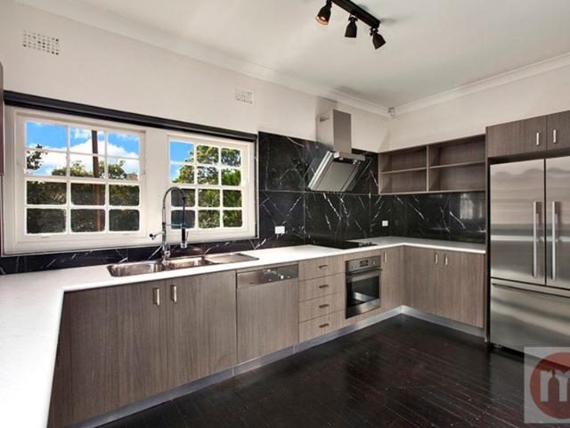 FAMILY FRIENDLY HOME IN THE HEART OF HUNTERS HILL!