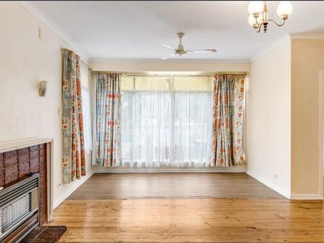 Family Friendly Home Opposite Parklands – Walk to School and Transport