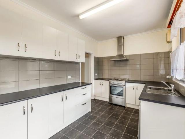 Family Friendly Home Opposite Parklands – Walk to School and Transport