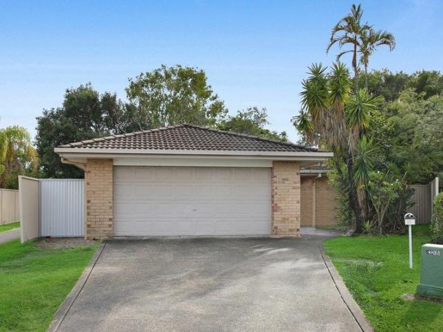 Best value family home in Varsity Lakes Offers Over $1,249,000. Contact for an inspection!