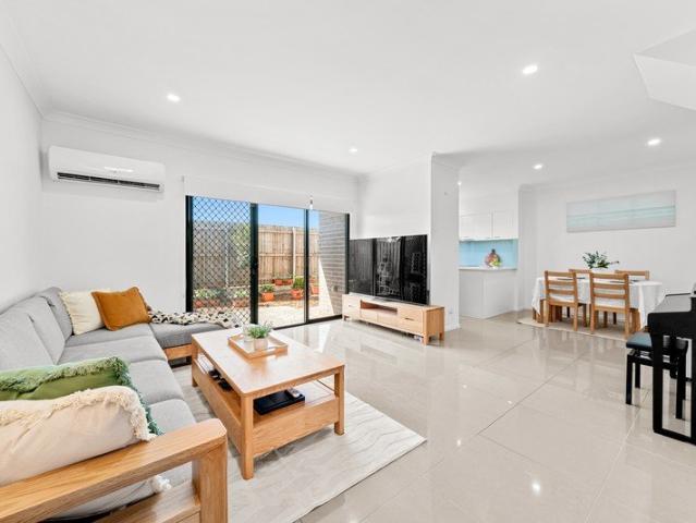 Family Friendly North South Townhouse with High Ceiling Living