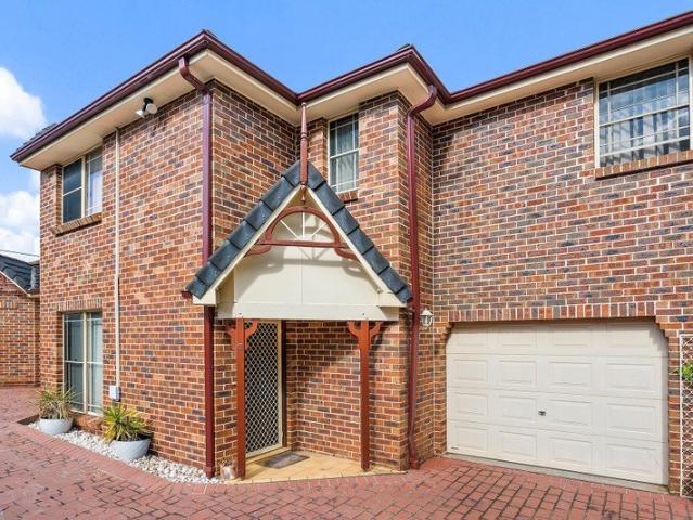 Family Friendly Townhouse Steps to all Corrimal Conveniences