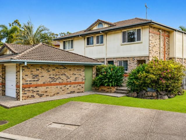 Family Friendly Townhouse with Poolside Position