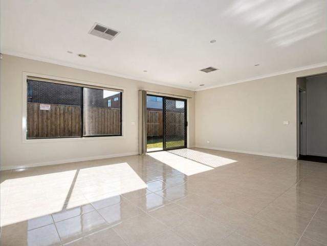 Family house for rent, close to all, nice location in Point cook