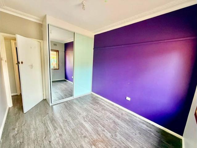Family House for Rent /Walk to shops and Station